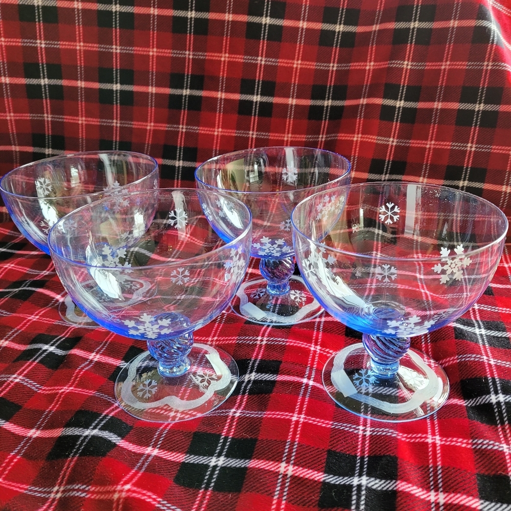 NWT Snowflake Desert bowls on pedestal